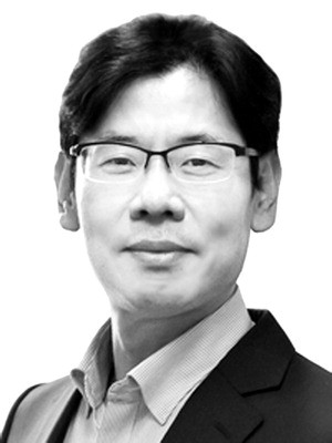 [매경데스크] 트럼프 대통령과 광인전략