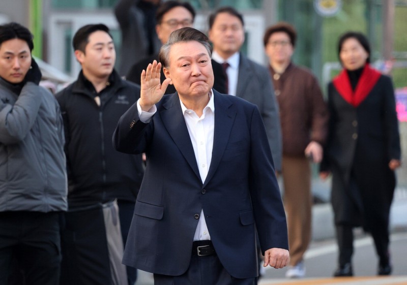 관저 복귀한 尹 … 격해진 탄핵갈등