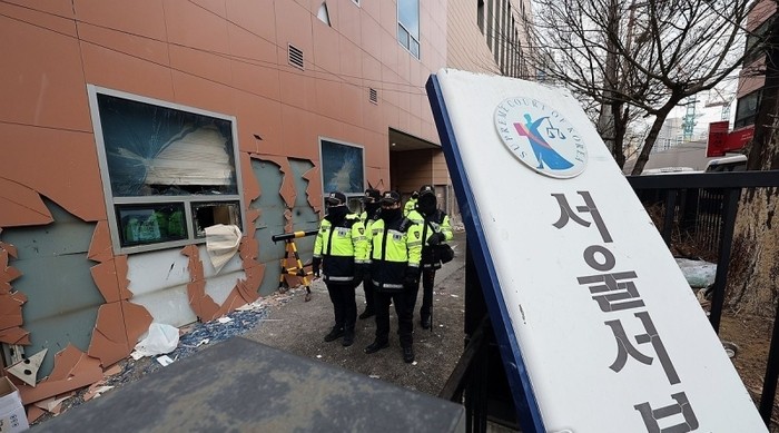 ‘<b>서부지법 난동</b>’ 63명 첫 <b>재판</b> 열린다…법원, 청사 보안 강화