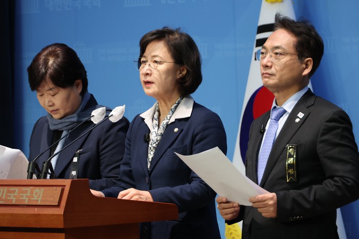 [속보] 민주당, ‘尹대통령 <b>석방</b>’ 대<b>검찰</b>청 항의방문...“<b>검찰총장</b> 사...