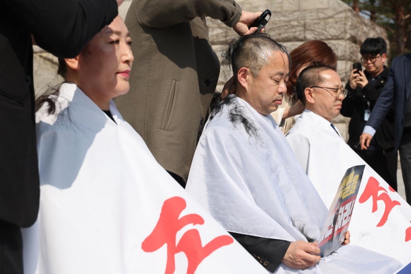 민주당, 삭발 이어 단식까지 광화문서 막판 탄핵 총력전