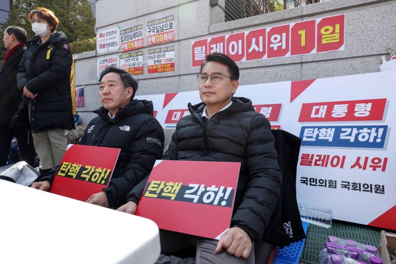 국힘, 강경투쟁 놓고 딜레마 친윤은 헌재 앞 릴레이 시위
