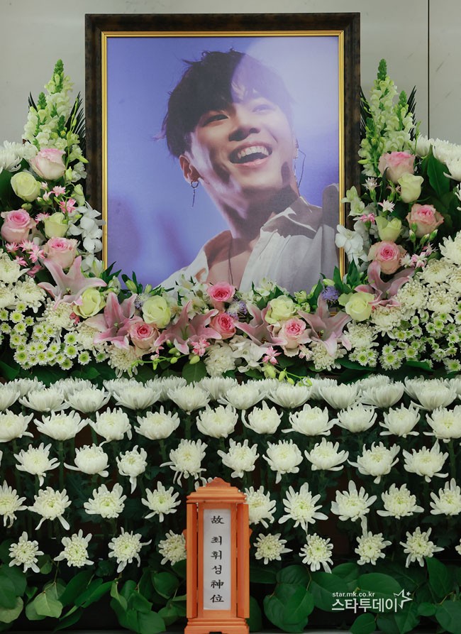 故 <b>휘성</b> 측 “16일 영결식 많은 분들 함께해주길...유가족 바람”