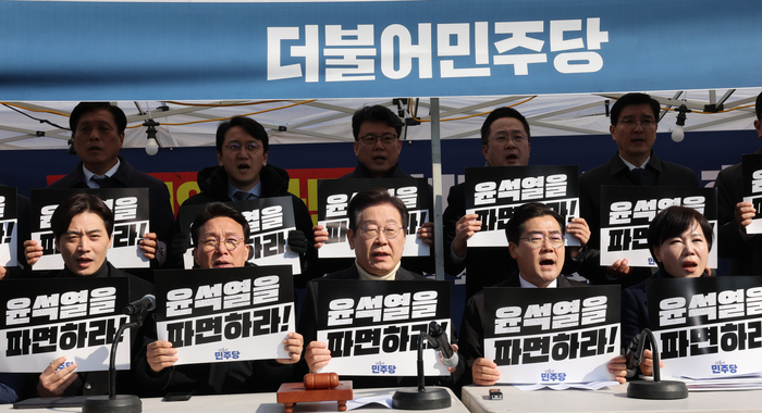 더불어민주당 이재명 대표와 박찬대 원내대표가 19일 서울 종로구 경복궁역 부근 광화문 민주당 천막농성장에서 열린 현장 최고위원회의에서 윤석열 대통령 파면을 촉구하며 구호를 외치고 있다. [사진 출처 = 연합뉴스]