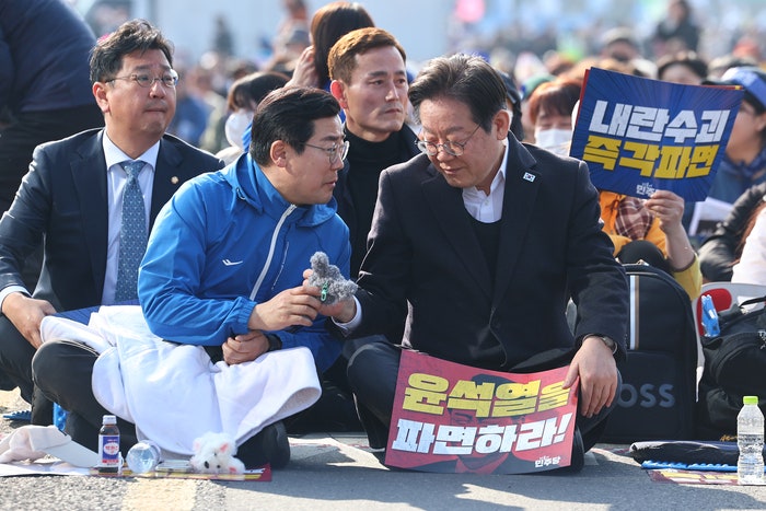 [속보] 박찬대 “내일부터 <b>광화문 천막당사</b>…尹 파면까지 광장서 싸울것...