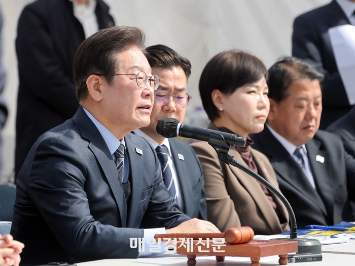 이재명 더불어민주당 대표가 24일 서울 종로구 광화문 천막당사에서 열린 최고위원회의에 참석해 발언을 하고 있다. [김호영 기자]