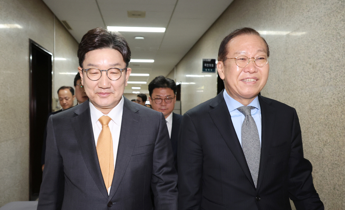 국민의힘 권영세 비상대책위원장(오른쪽)과 권성동 원내대표가 24일 한덕수 대통령 권한대행 국무총리 탄핵 기각과 관련한 기자회견을 마친 뒤 밝은 표정으로 이동하고 있다. [연합뉴스]