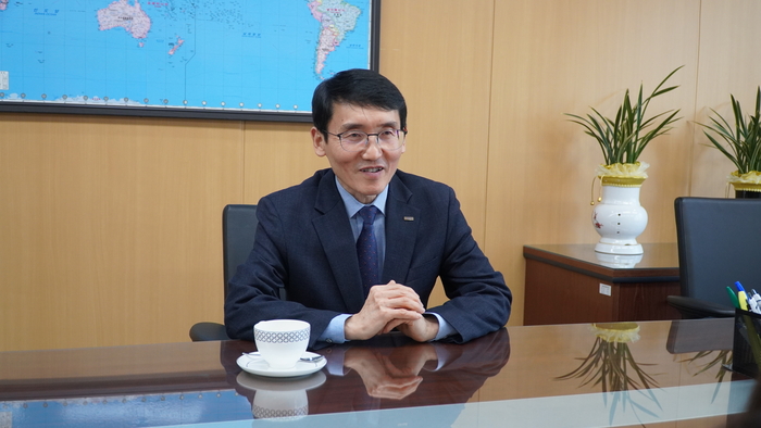  김희수 대한건설정책연구원장이 지난 20일 서울 동작구 대한건설정책연구원에서 매일경제와의 인터뷰를 하고 있다. [사진=대한건설정책연구원]