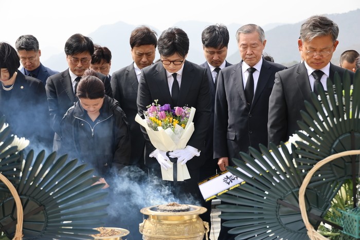 “보훈을 나라의 기본으로”…한동훈, <b>천안함</b> 15주기 앞두고 현충원 참...