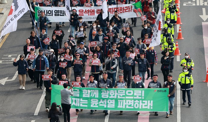 대낮 서울도심 점령한 찬탄집회…<b>민주노총 총파업</b>에 교통혼잡 극심