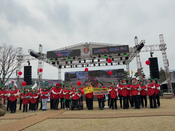 ‘딸기 족욕’ ‘딸기 비빔밥’에 화들짝...나흘간 53만 명 방문한 ‘논산 딸기 축제’