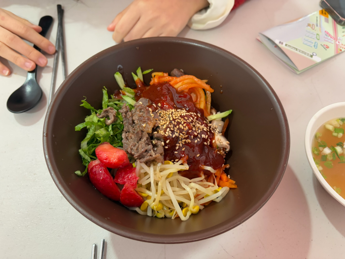 ‘딸기 족욕’ ‘딸기 비빔밥’에 화들짝...나흘간 53만 명 방문한 ‘논산 딸기 축제’