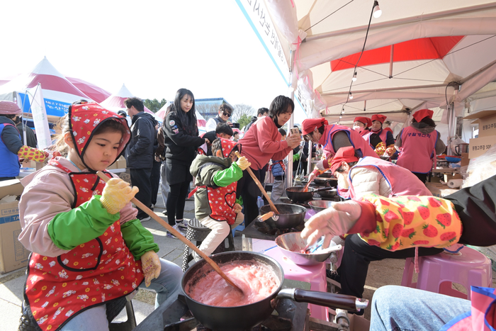 ‘딸기 족욕’ ‘딸기 비빔밥’에 화들짝...나흘간 53만 명 방문한 ‘논산 딸기 축제’