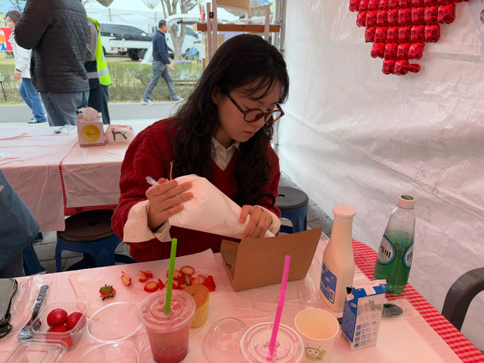 ‘딸기 족욕’ ‘딸기 비빔밥’에 화들짝...나흘간 53만 명 방문한 ‘논산 딸기 축제’