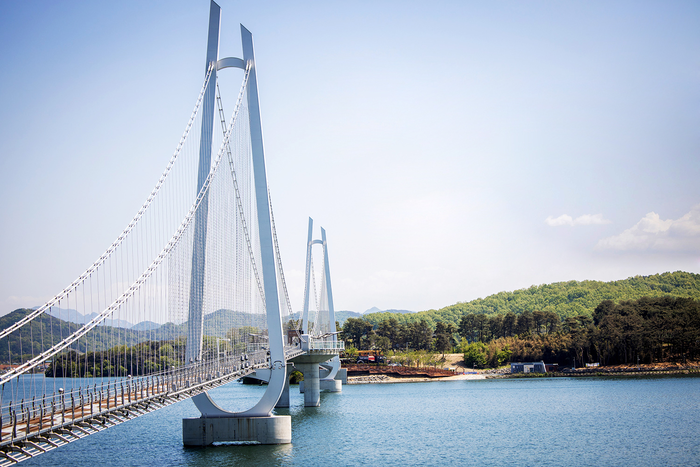 ‘딸기 족욕’ ‘딸기 비빔밥’에 화들짝...나흘간 53만 명 방문한 ‘논산 딸기 축제’