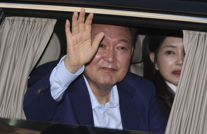 尹, 관저 떠나며 "새로운 길 찾겠다"