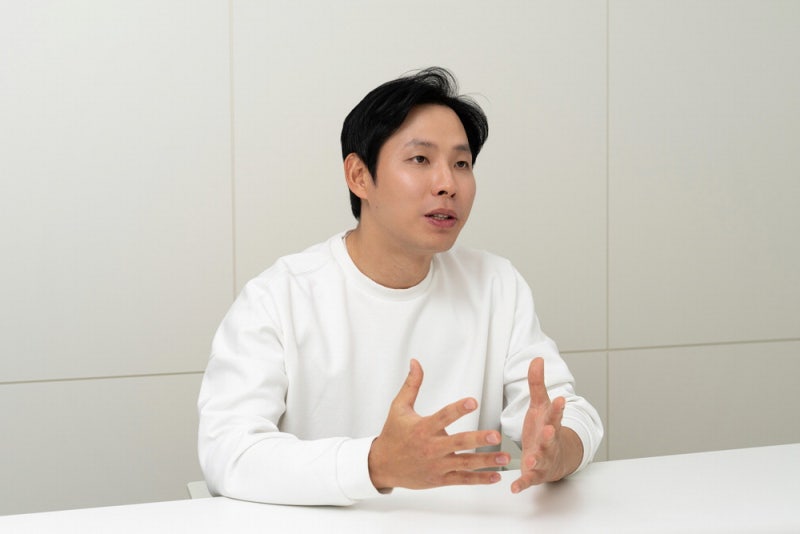 "편의점 ATM서 카드 발급…여행 동행자도 찾아드려요"