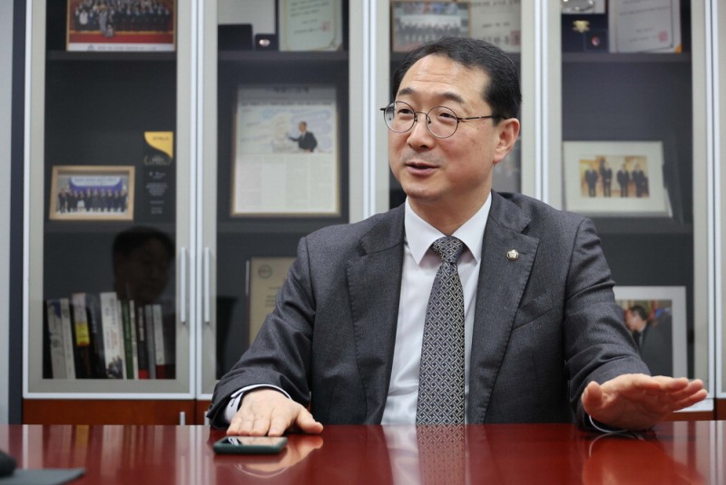 美공세 쟁점화 대신 차분하게 대응해야