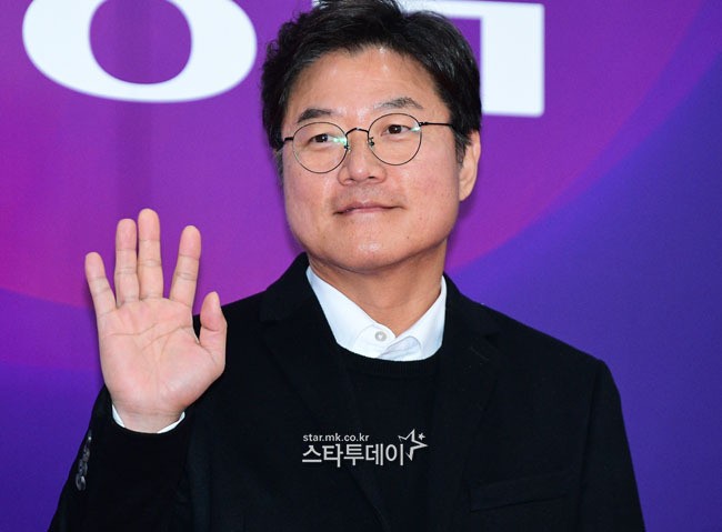 “<b>비행기</b>서 <b>만취 승객</b> 온몸으로 막았다”…<b>나영석</b> PD 미담 터졌다