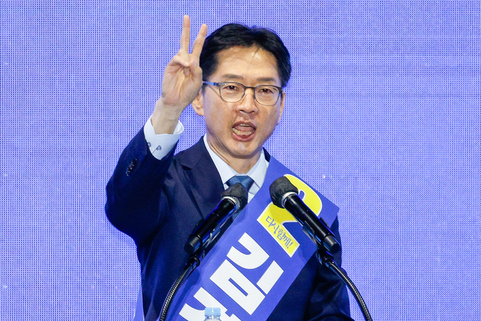 (울산=뉴스1) 안은나 기자 = 김경수 더불어민주당 대선 경선 후보가 20일 오후 경남 울산전시컨벤션센터에서 열린 영남권 합동연설회에 참석해 정견발표를 하고 있다. 2025.4.20/뉴스1
