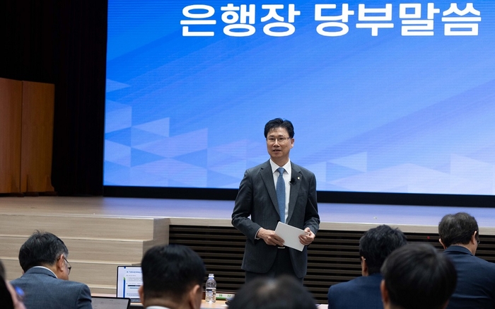 원본보기   21일 서울 중구 NH농협은행 본사에서 진행한 경영 성과 분석회의에서 강태영 은행장이 임직원들에게 당부 사항을 전달하고 있다. [NH농협은행]