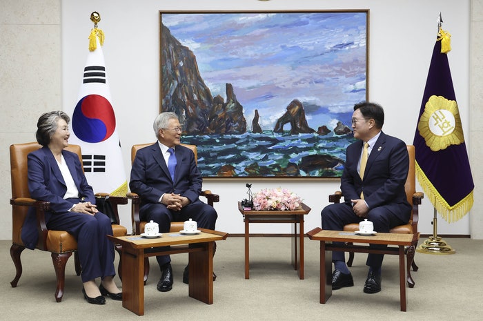 <b>문재인</b> “<b>검찰</b> 정치화, <b>기소</b>도 <b>부당</b>”…대통령 퇴임후 첫 국회 방문