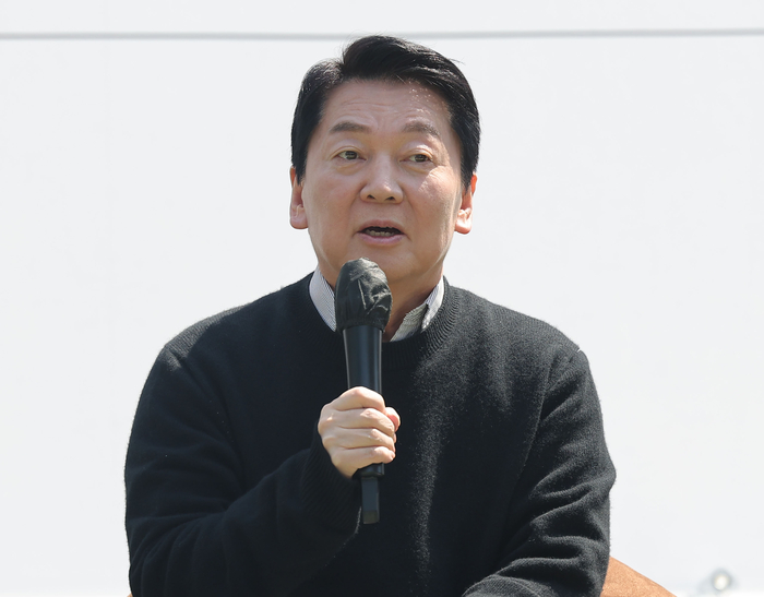 국민의힘 안철수 대선 경선 후보가 25일 경기도 성남시 판교역 앞 광장에서 개혁신당 이준석 대선 후보와 함께 주최한 인공지능(AI) 관련 ‘미래를 여는 단비토크’에서 발언하고 있다. [사진출처 = 연합뉴스]