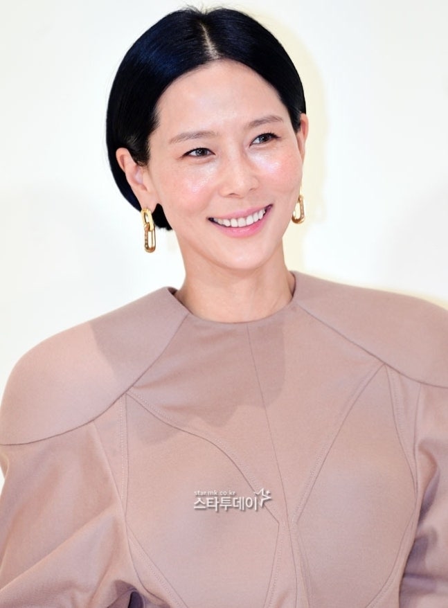 엘베 손잡이에 올라탄 두 아들…<b>김나영</b>, <b>논란</b>에 사과