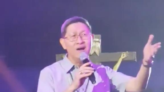  2019년 한 행사에서 존 레넌의‘이매진’부르는 타글레 추기경.[사진출처 = 연합뉴스]
