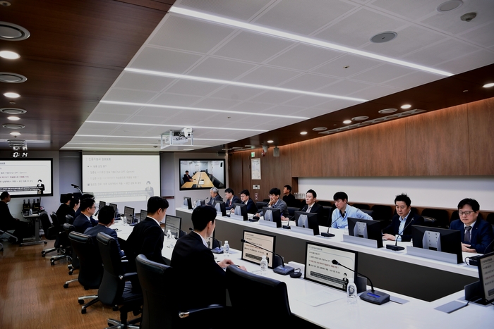  긴급 전략회의를 진행중인 GKL.