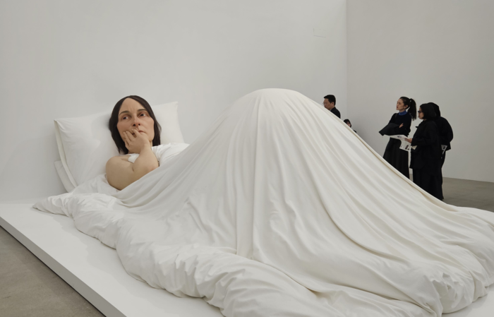 론 뮤익‘침대에서’(2005).162×650×395㎝ 크기의 대형 작업이다.송경은 기자