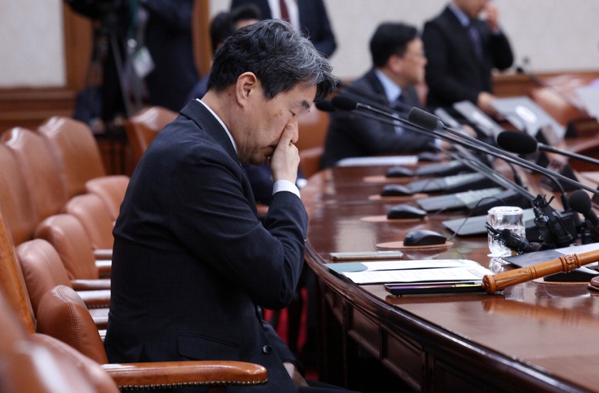 고심하는 李대행 이주호 대통령 권한대행 부총리 겸 교육부 장관이 2일 서울 종로구 정부서울청사에서 첫 임시 국무회의를 앞두고 자료를 살펴보고 있다.이날 국무회의에서 이 권한대행은 "국무위원 모두 권한대행이란 자세로