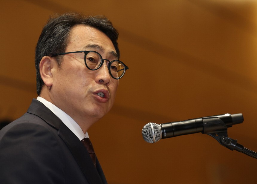 유영상 SK텔레콤 대표이사가 2일 유심 정보 유출 브리핑에서 답하고 있다.연합뉴스