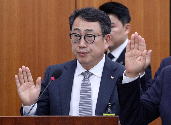  유영상 SK텔레콤 대표이사가 지난 30일 국회 과학기술정보방송통신위원회의에서 열린 방송·통신 분야 청문회에서 증인선서를 하고 있다.[김호영 기자]