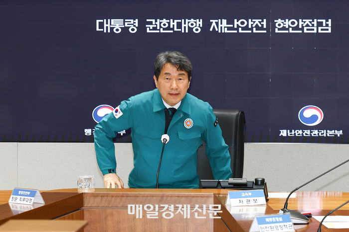  이주호 대통령 권한대행 부총리 겸 교육부 장관이 2일 정부서울청사 재난안전관리상황실에서 열린 재난안전 현안점검회의에 참석하고 있다.[이승환 기자]