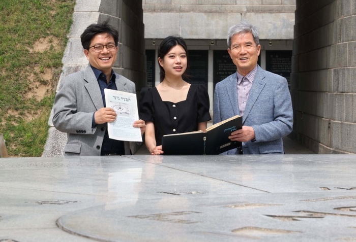  지난달 27일 서울 중구 남산골한옥마을‘서울 정도 600주년 기념 타임캡슐’광장에서 조영헌 고려대 교수와 딸 조수하 씨,부친 조의현 씨(왼쪽부터)가 가족신문을 소개하며 웃고 있다.이들 가족의 일상을 담은‘