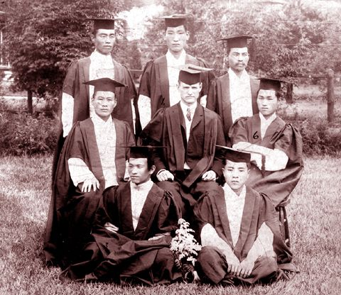 1908년 세브란스병원(제중원)의학교를 1회로 졸업한 최초의 면허 의사 7인.제일 뒷줄 왼쪽부터 시계 방향으로 김필순,<a href=