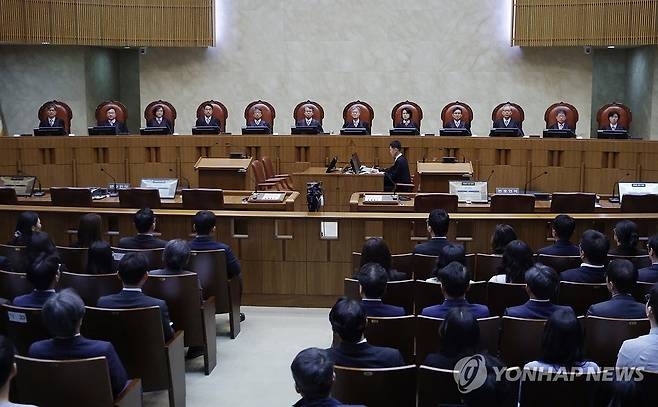  조희대 대법원장을 비롯한 대법관들이 지난 1일 서울 서초구 대법원에서 더불어민주당 이재명 대선 후보의 공직선거법 위반 사건 상고심 선고를 위해 참석해 있다.[사진공동취재단]