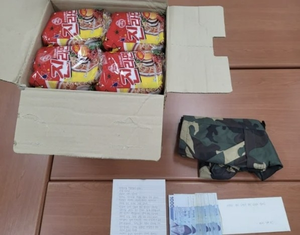  세 아이 아빠가 기부한 라면과 현금,바람막이 점퍼 [사진 = 부산 덕천지구대]