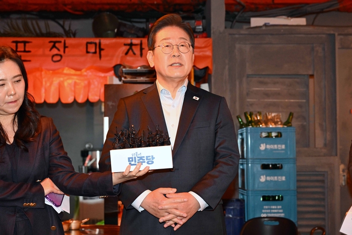 이재명 더불어민주당 대선 후보가 지난 1일 서울 종로구의 한 포차 식당에서‘당신의 하루를 만드는,<a href=