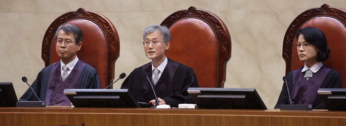  조희대 대법원장을 비롯한 대법관들이 지난 1일 서울 서초구 대법원에서 더불어민주당 이재명 대선 후보의 공직선거법 위반 사건 상고심 선고를 위해 착석해 있다.[연합뉴스]