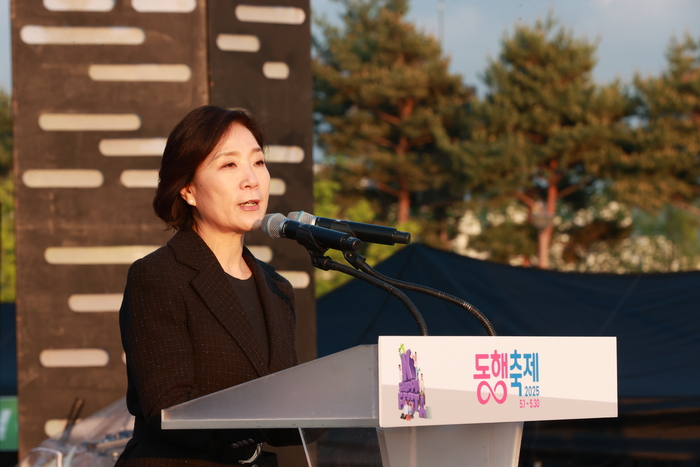  오영주 중소벤처기업부 장관이 지난 3일 세종시 세종중앙공원에서 열린 5월 동행축제 개막식에서 개회사를 하고 있다.[사진 제공=중소벤처기업부]