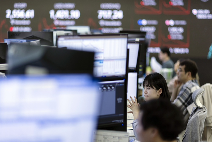  지난달 30일 서울 하나은행 본점 딜링룸에서 딜러들이 업무를 보고 있다.[사진 = 연합뉴스]
