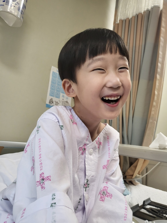  2024년 1월 31일 새 심장을 이식 받은 강윤호 군(8).이식 수술을 기다리는 중에도 웃음을 잃지 않고 있다.[사진 강민구씨 제공]