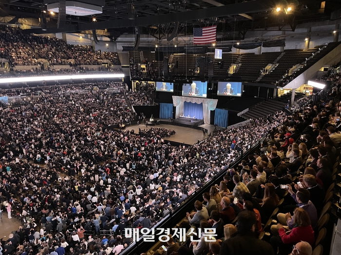 지난 3일(현지시간) 미국 네브래스카주 오마하 CHI헬스센터에서 열린 버크셔해서웨이 주주총회장에 전세계 4만명이 운집한 가운데 열리고 있다.<사진=윤원섭 특파원>
