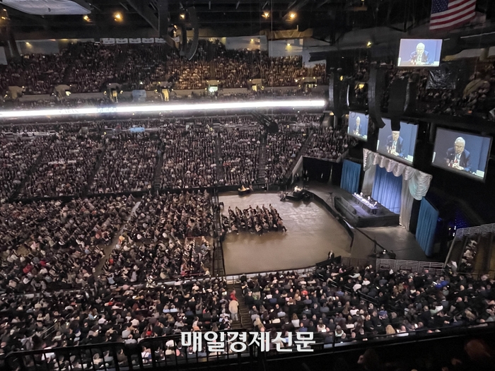 지난 3일(현지시간) 미국 네브래스카주 오마하 CHI헬스센터에서 열린 버크셔해서웨이 주주총회장에 전세계 4만명이 운집한 가운데 열리고 있다.<사진=윤원섭 특파원>