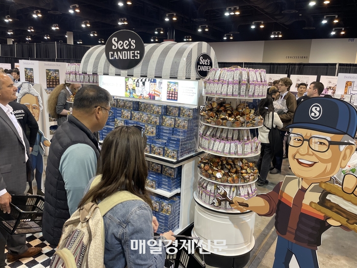 지난 3일(현지시간) 미국 네브래스카주 오마하 CHI헬스센터에서 열린 버크셔해서웨이 주주총회장에서 버크셔해서웨이 자회사인 시즈캔디 상품이 판매되고 있다.<사진=윤원섭 특파원>