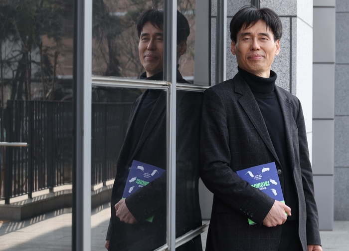  최근 서울 관악구 서울대 우석경제관에서 매일경제와 만난 김세직 서울대 경제학부 명예교수가 혁신형 인적 자원 양성을 위한 창의력 교육의 중요성을 강조하고 있다.&lt;한주형 기자&gt;