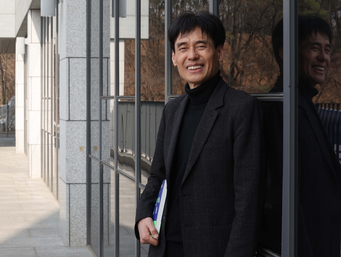 최근 서울 관악구 서울대 우석경제관에서 매일경제와 만난 김세직 서울대 경제학부 명예교수가 혁신형 인적 자원 양성을 위한 창의력 교육의 중요성을 강조하고 있다.<한주형 기자>