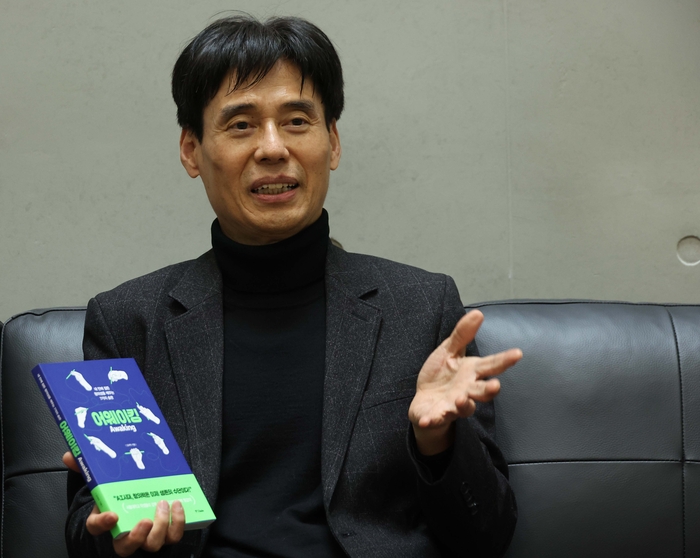 최근 서울 관악구 서울대 우석경제관에서 매일경제와 만난 김세직 서울대 경제학부 명예교수가 혁신형 인적 자원 양성을 위한 창의력 교육의 중요성을 강조하고 있다.<한주형 기자>
